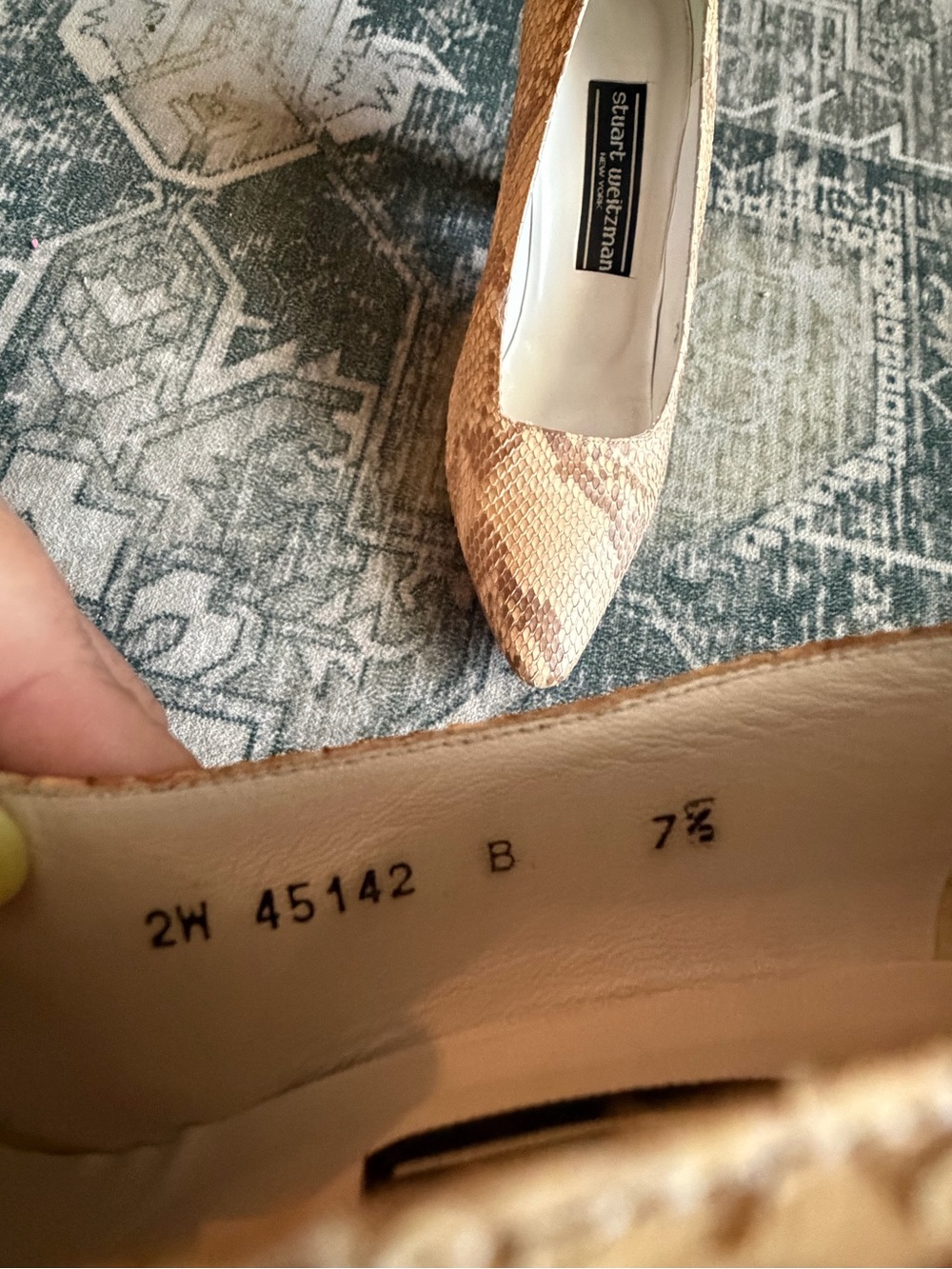 Stuart Weitzman women’s vintage pointy-toe pumps snakeskin-embossed size 7.5 - Picture 6 of 8